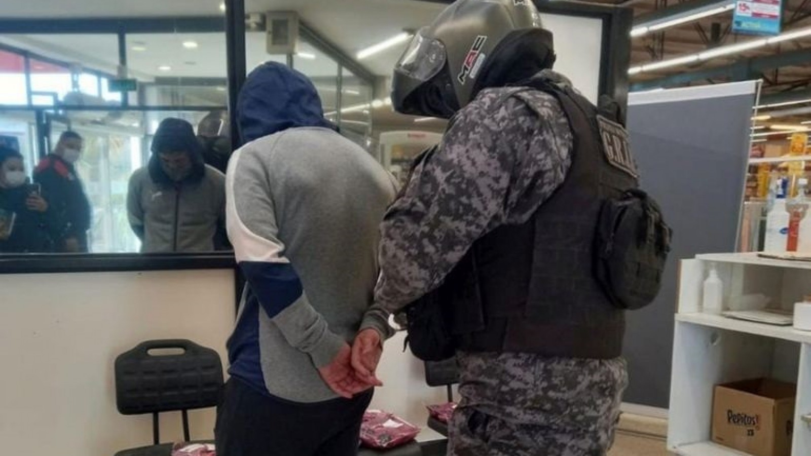 Atraparon a un joven robando carne en un Supermercado céntrico de Comodoro Rivadavia